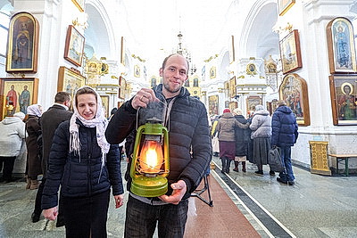 Благодатный огонь от гроба Господня доставили в Минск