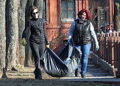 Покраска ограждений, уборка прошлогодней листвы. В Витебске прошел первый городской субботник