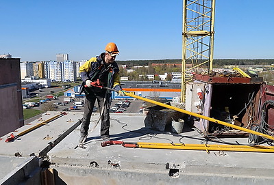 Строители завершают монтаж панелей в пострадавшей при вспышке газа десятиэтажке в Гомеле