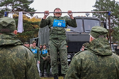 Брестские десантники сдают нормативы по физподготовке во время проверки ВС