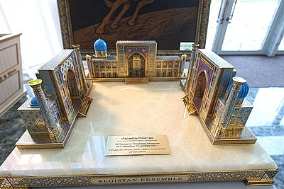 Шкатулка от Путина, ваза от Си Цзиньпина и запонки от Трампа. Географию дружбы представили в Минске