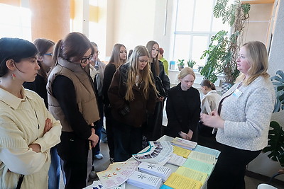 Спасатели, водители, продавцы. Какую работу предложили молодежи на ярмарке вакансий в Могилеве