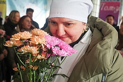 Настроение с доставкой к рабочему месту. В Могилеве идут концерты в цехах предприятий ко Дню женщин