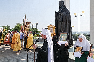 Более 500 человек собрались у памятника Георгию Конисскому в Могилеве на памятный молебен