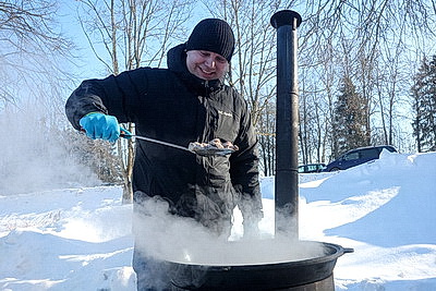 Зимнее бездорожье и огневой рубеж: \"Тракторный биатлон\" в Горках испытал на прочность людей и технику