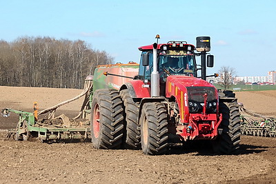 На полях Витебского района идет сев яровых культур