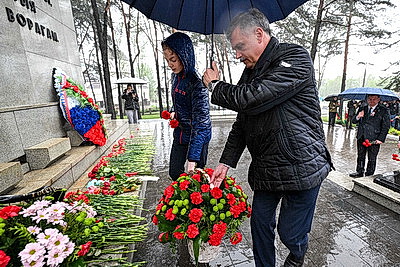 Почтить память погибших. Возложения цветов к братским могилам и мемориалам проходят в канун Дня Победы