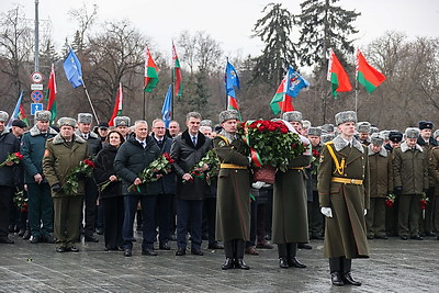 К монументу Победы возложили цветы в День защитников Отечества