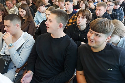 \"Единство начинается с каждого из нас\". Молодежь обсудила ценности праздника на акции \"Беларусь адзіная\"