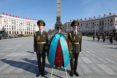 Премьер-министр Казахстана возложил венок к монументу Победы в Минске