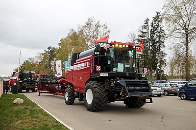Техника к жатве: хозяйства Минской области получили 100 новых комбайнов