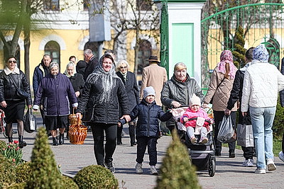 Православные верующие освящают пасхальную трапезу в храмах Беларуси