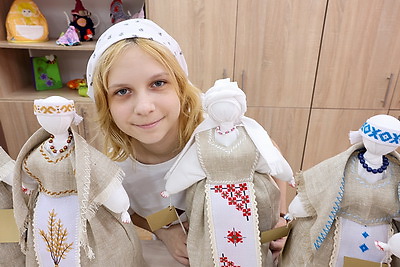 Бизнес-уроки с иголкой и ниткой. Как гомельские гимназистки создали текстильных кукол-берегинь