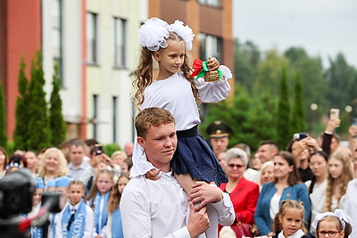\"Школа для каждого, школа для всех\". В Минске прошли торжественные линейки ко Дню знаний