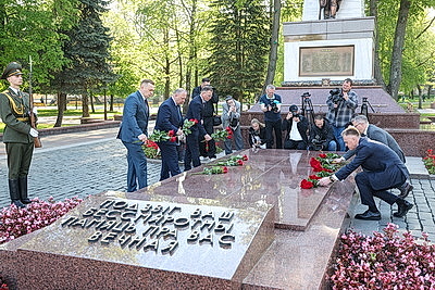 Участники медиафорума в Гродно возложили цветы к памятнику погибшим воинам в ВОВ