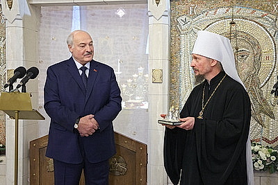 Лукашенко зажег рождественскую свечу в храме в Минском районе