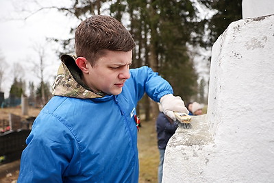 \"Почтить память предков и показать пример другим\". В Беларуси стартовал проект \"Цветы Великой Победы\"