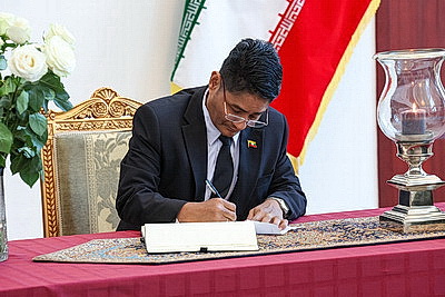 В книге соболезнований в посольстве Ирана в Беларуси продолжают оставлять записи