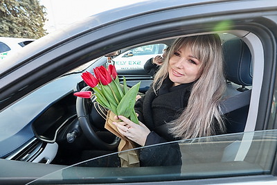 Цветы для солнечных улыбок автоледи. В Витебске стартовала областная акция ГАИ в честь Дня женщин