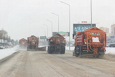 В Бресте 75 единиц спецтехники убирают снег на улицах города