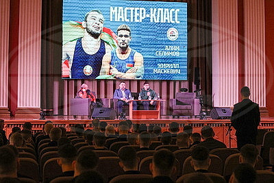 Чемпион мира по греко-римской борьбе провел встречу с суворовцами
