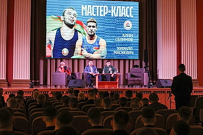 Чемпион мира по греко-римской борьбе провел встречу с суворовцами