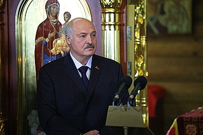 Лукашенко зажег пасхальную свечу в одном из деревенских храмов