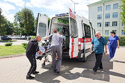 Тяжелораненого в ходе атаки дрона в Брянской области взрослого привезли в военный госпиталь в Минске