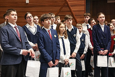 \"Гордимся тем, что нам выпала такая честь\". В Верховном Суде столичным школьникам вручили первые паспорта