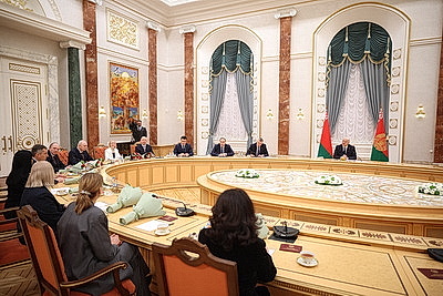 Лукашенко вручил дипломы доктора наук и аттестаты профессора