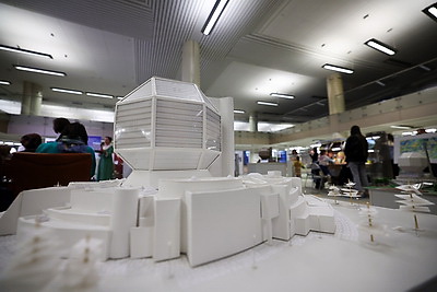 Ночные экскурсии и мастер-классы по каллиграфии: как встретили \"Библионочь\" в Национальной библиотеке Беларуси