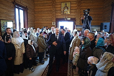 Лукашенко зажег пасхальную свечу в одном из деревенских храмов