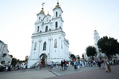 Живая музыка, ярмарки и уличные перформансы: праздничная атмосфера царит на улицах фестивального Витебска