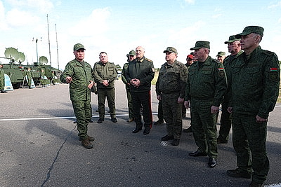 Лукашенко ознакомился с развитием и практическим использованием в войсках систем связи