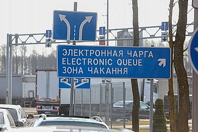 \"Не торопятся работать\". Как литовская сторона принимает грузовики в пункте пропуска \"Бенякони\"