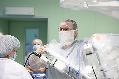 Роботический комплекс для операций запустили в МНПЦ хирургии, трансплантологии и гематологии