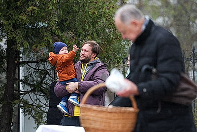 Православные верующие освящают пасхальную трапезу в храмах Беларуси