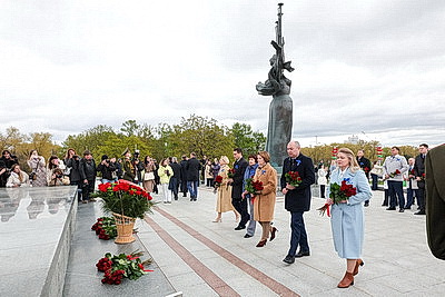 Праздник труда начался с возложения цветов к стеле \"Минск - город-герой\"