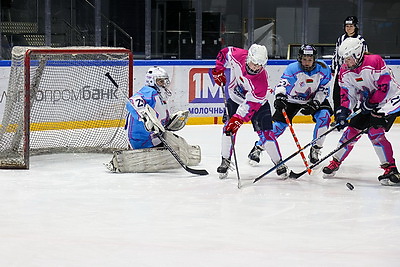 В хоккей играют не только мужчины. Всемирный женский хоккейный матч прошел в Минске
