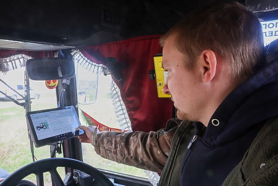 \"Погода испытывает на прочность, но мы не пасуем\". В Быховском районе активно сеют кукурузу на зерно