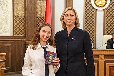 \"Гордимся тем, что нам выпала такая честь\". В Верховном Суде столичным школьникам вручили первые паспорта
