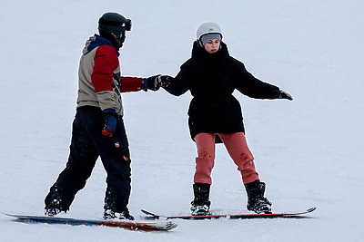 Любители активного отдыха провели праздничные выходные на снежных склонах