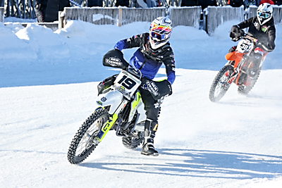 С жаждой адреналина. Белорусские гонщики покорили стихию на соревнованиях по мотоспидвею
