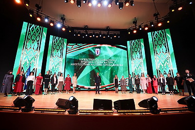 \"Образец для молодежи\". Орден Матери вручили 26 многодетным минчанкам