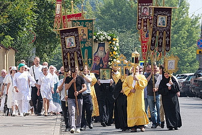Более 500 человек собрались у памятника Георгию Конисскому в Могилеве на памятный молебен