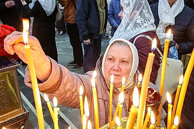 Благодатный огонь от гроба Господня доставили в Минск