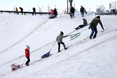 Любители активного отдыха провели праздничные выходные на снежных склонах