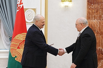 Лукашенко вручил дипломы доктора наук и аттестаты профессора