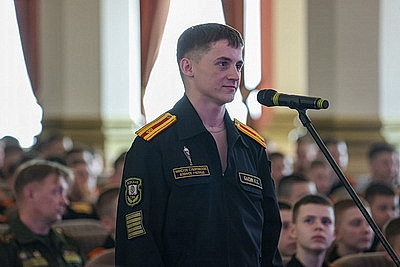 Чемпион мира по греко-римской борьбе провел встречу с суворовцами