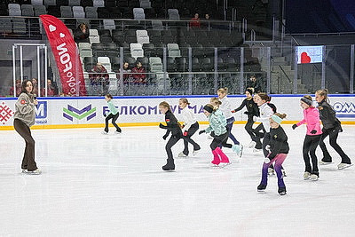 Двукратный серебряный призер Олимпийских игр Евгения Медведева провела мастер-класс для юных спортсменов